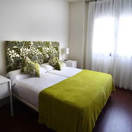 Diagonal Magnolia Apartment *